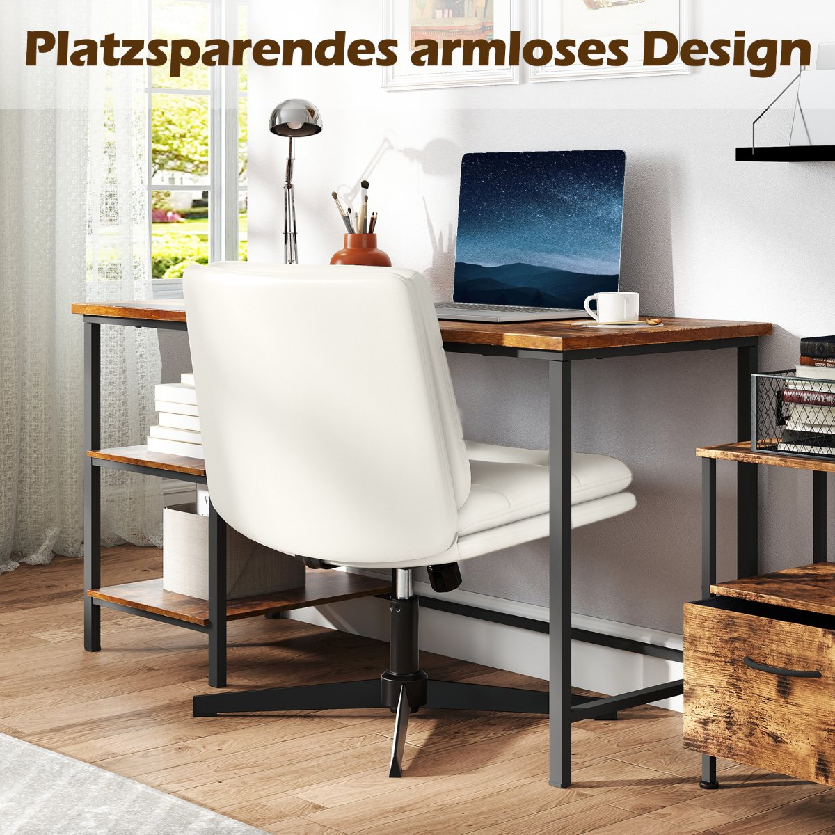 Een witte bureaustoel voor een houten bureau met laptop.