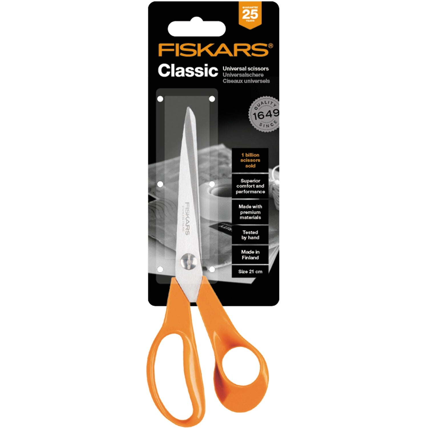 Fiskars Classic universele schaar met oranje handvatten en zilveren bladen.