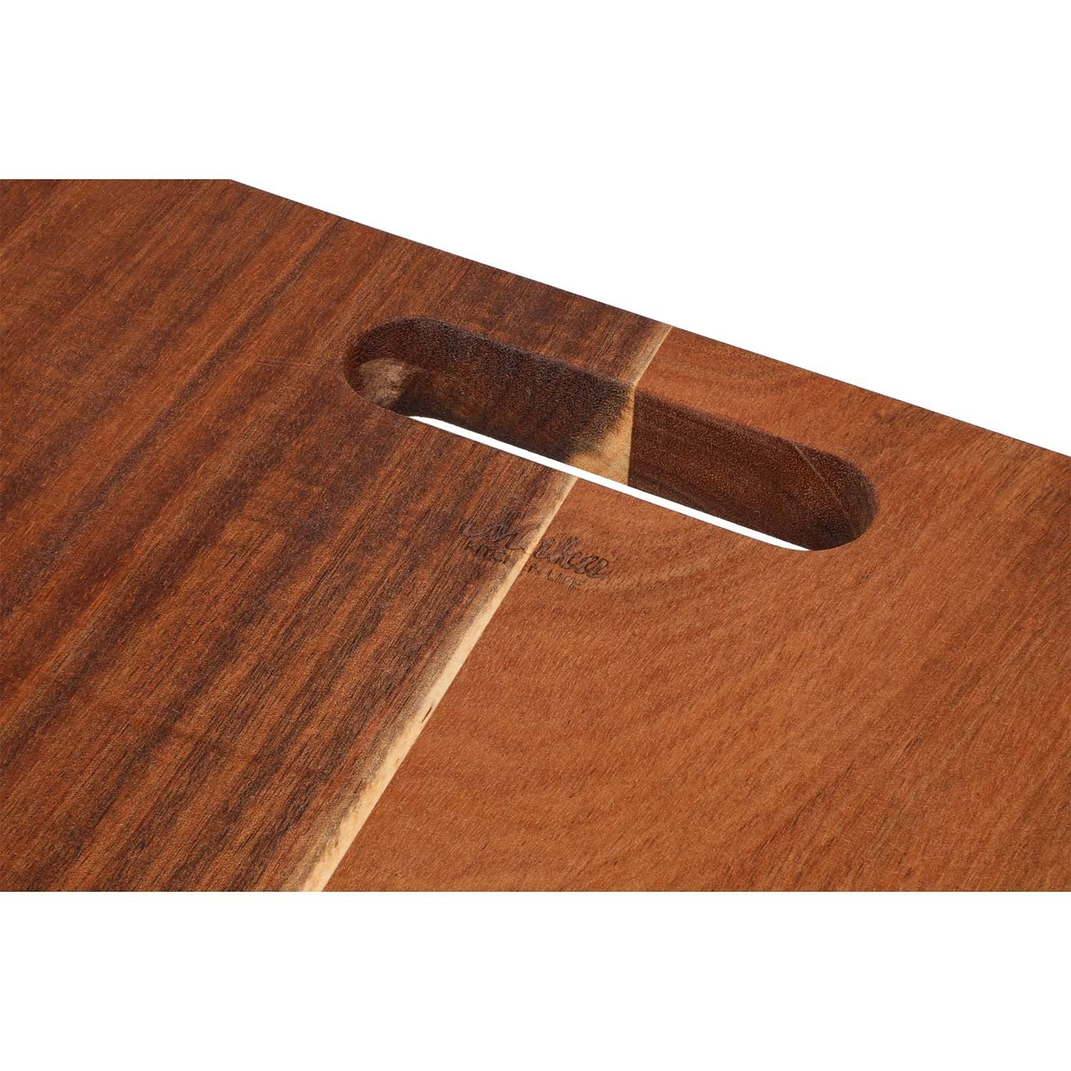 Close-up van een bruine houten plank met een uitgesneden handgreep.