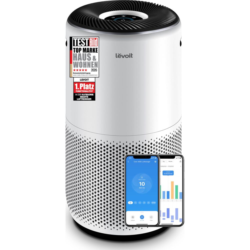 Biały oczyszczacz powietrza Levoit z nagrodami i dwoma smartfonami wyświetlającymi aplikację.