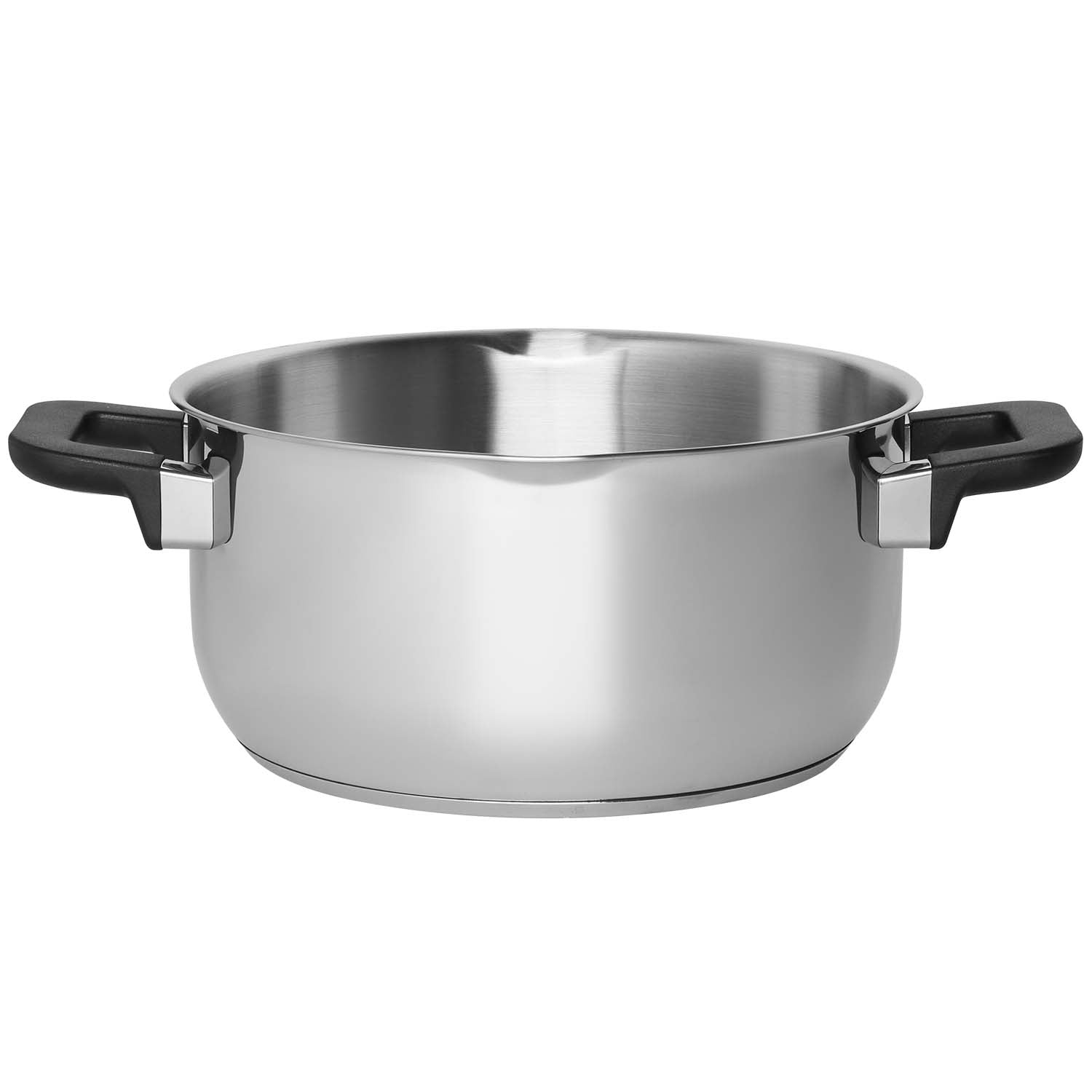 Een zilveren kookpan met zwarte handvatten op witte achtergrond.