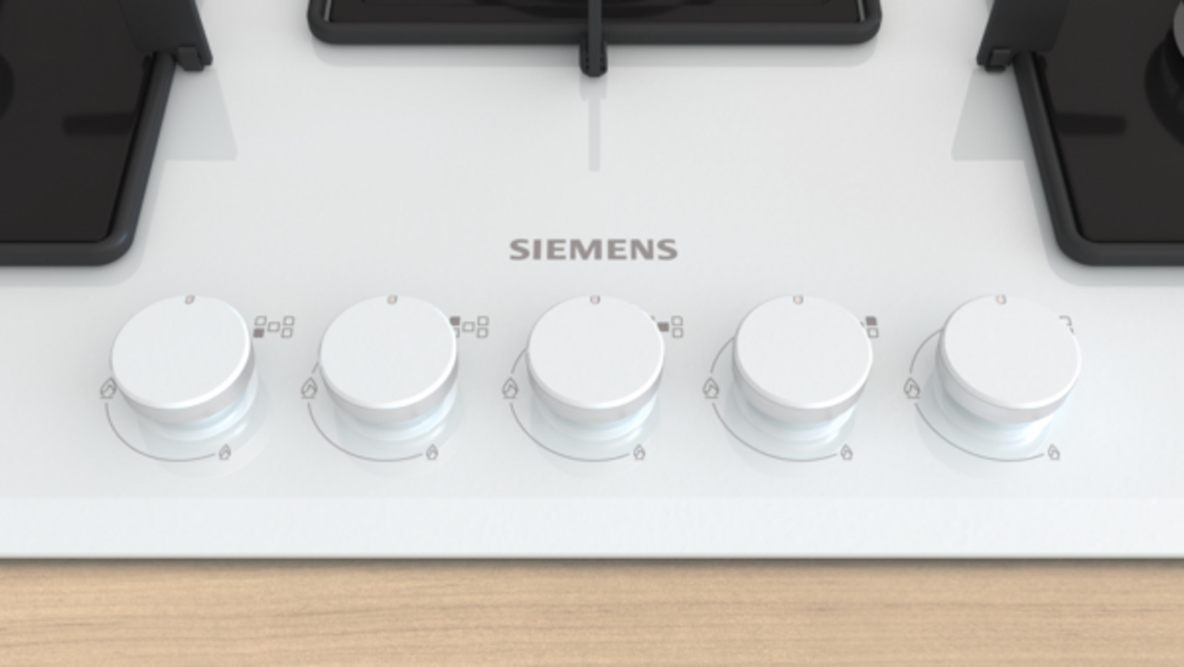 Beş kumandalı ve siyah pişirme bölgeli beyaz Siemens ocak.