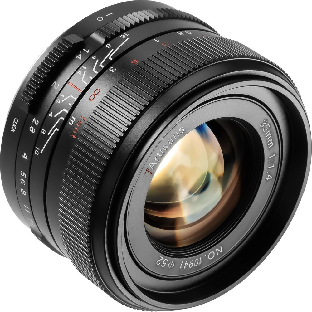 Un objectif 7Artisans 35mm f/1.4 noir avec bagues d'ouverture et de mise au point. Gros plan.