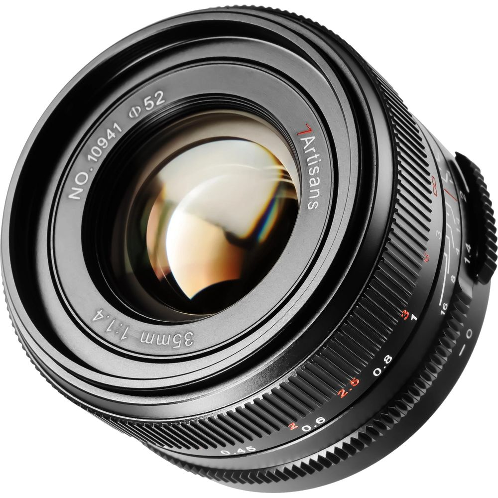Een zwarte 35mm 1:1.4 lens met scherpstelring en markeringen.