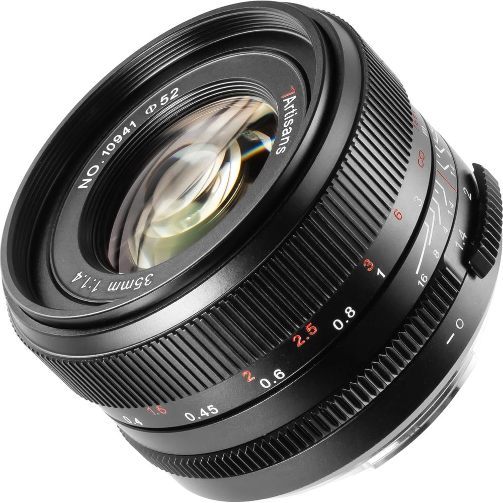 Een zwarte cameralens met 35mm 1:1.4 markering en scherpstelringen.