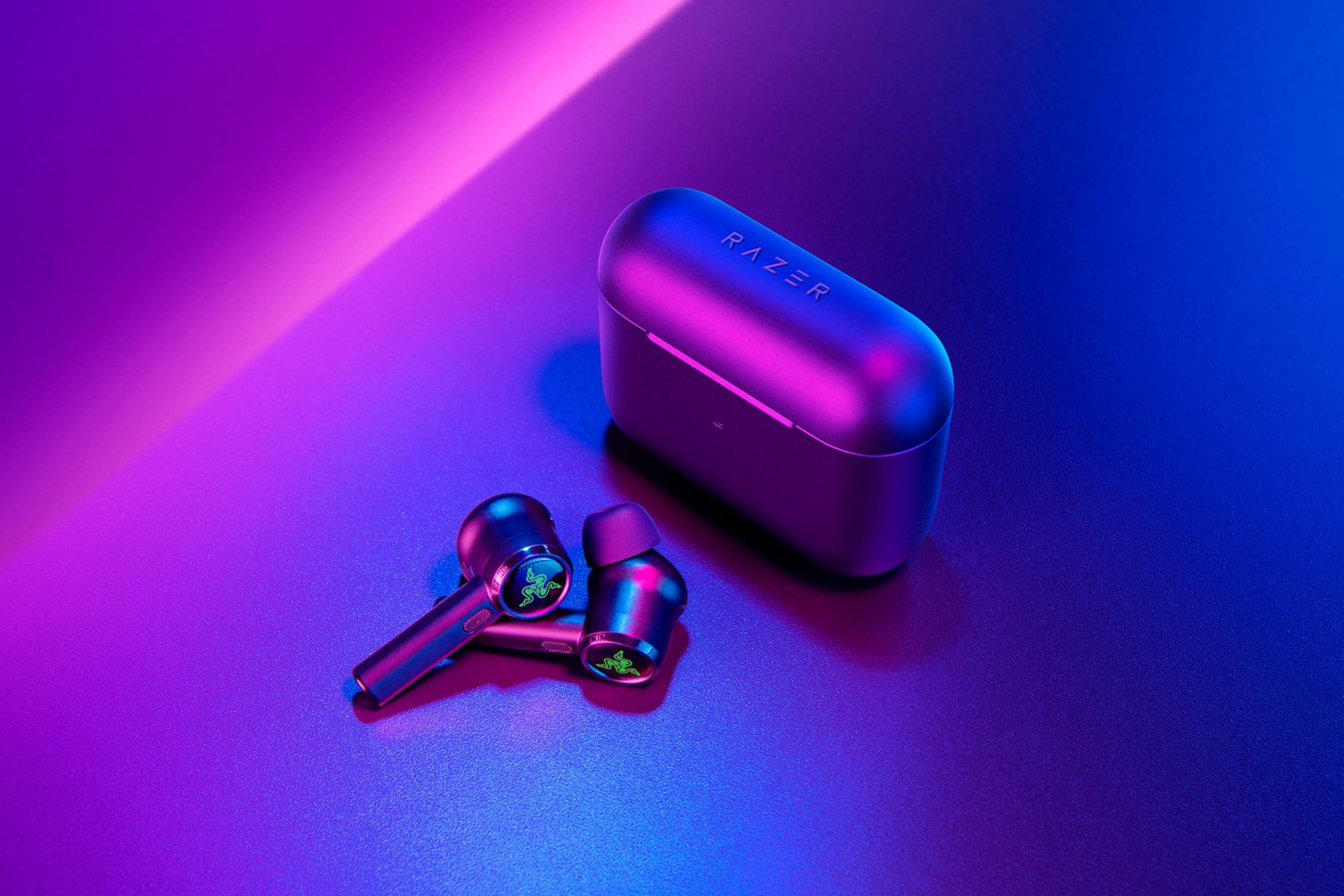 Razer Ohrhörer mit Ladecase, beleuchtet in Lila und Blau.