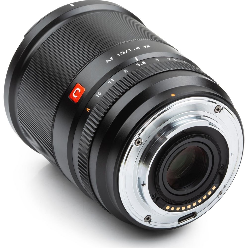 Obiettivo per fotocamera con marcatura AF 13/1.4 XF, ghiera dei diaframmi e innesto argento.