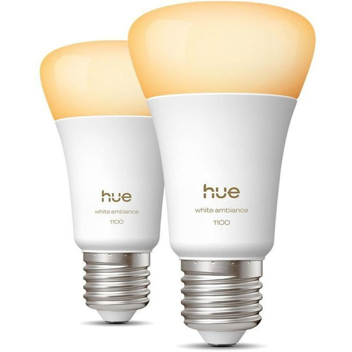 Due lampadine Philips Hue bianche emettono luce calda, su sfondo bianco.