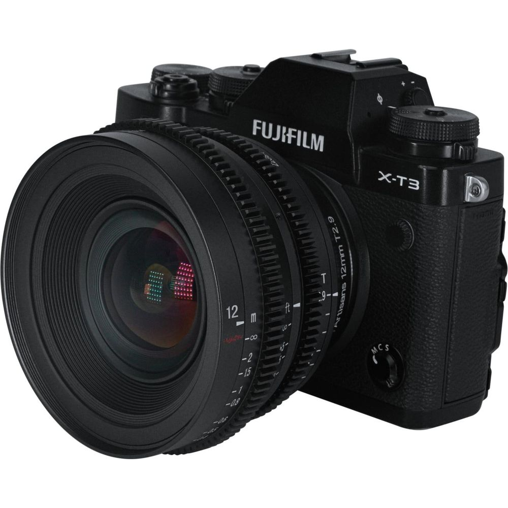 Een zwarte Fujifilm X-T3 camera met een groothoeklens.