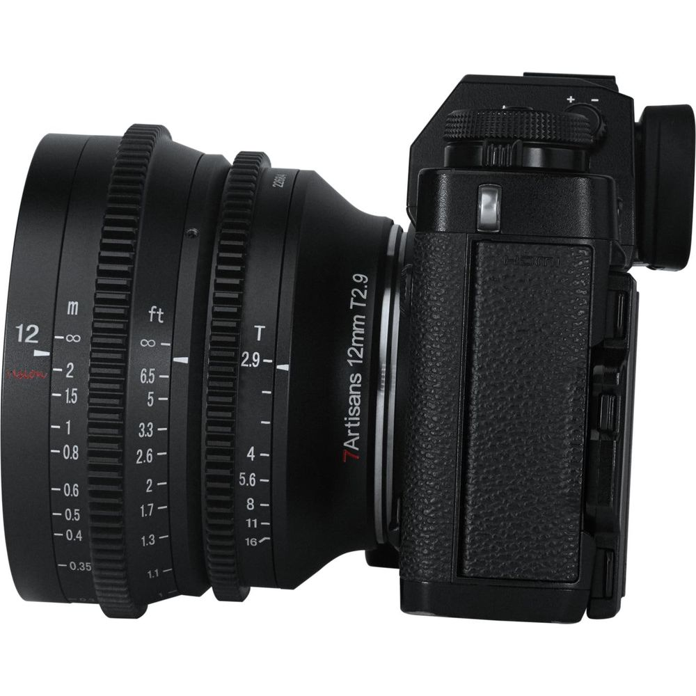 Close-up van een camera met 7Artisans 12mm T2.9 lens. Focus- en diafragmaringen zijn zichtbaar.