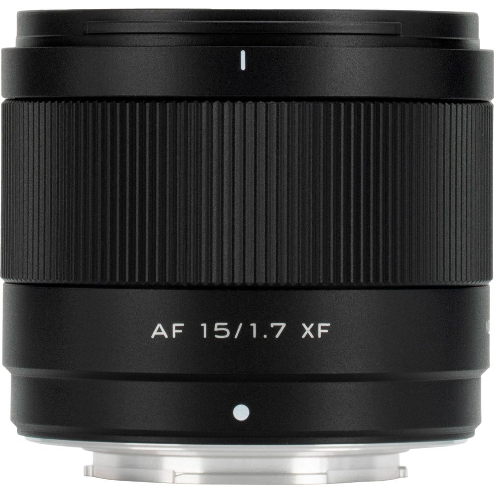 Obiettivo fotocamera nero con anelli zigrinati e testo AF 15/1.7 XF.