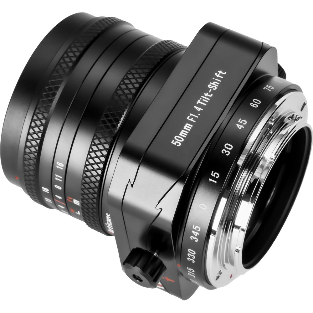 Een zwarte cameralens met 50mm F1.4 Tilt-Shift-aanduiding en schalen.