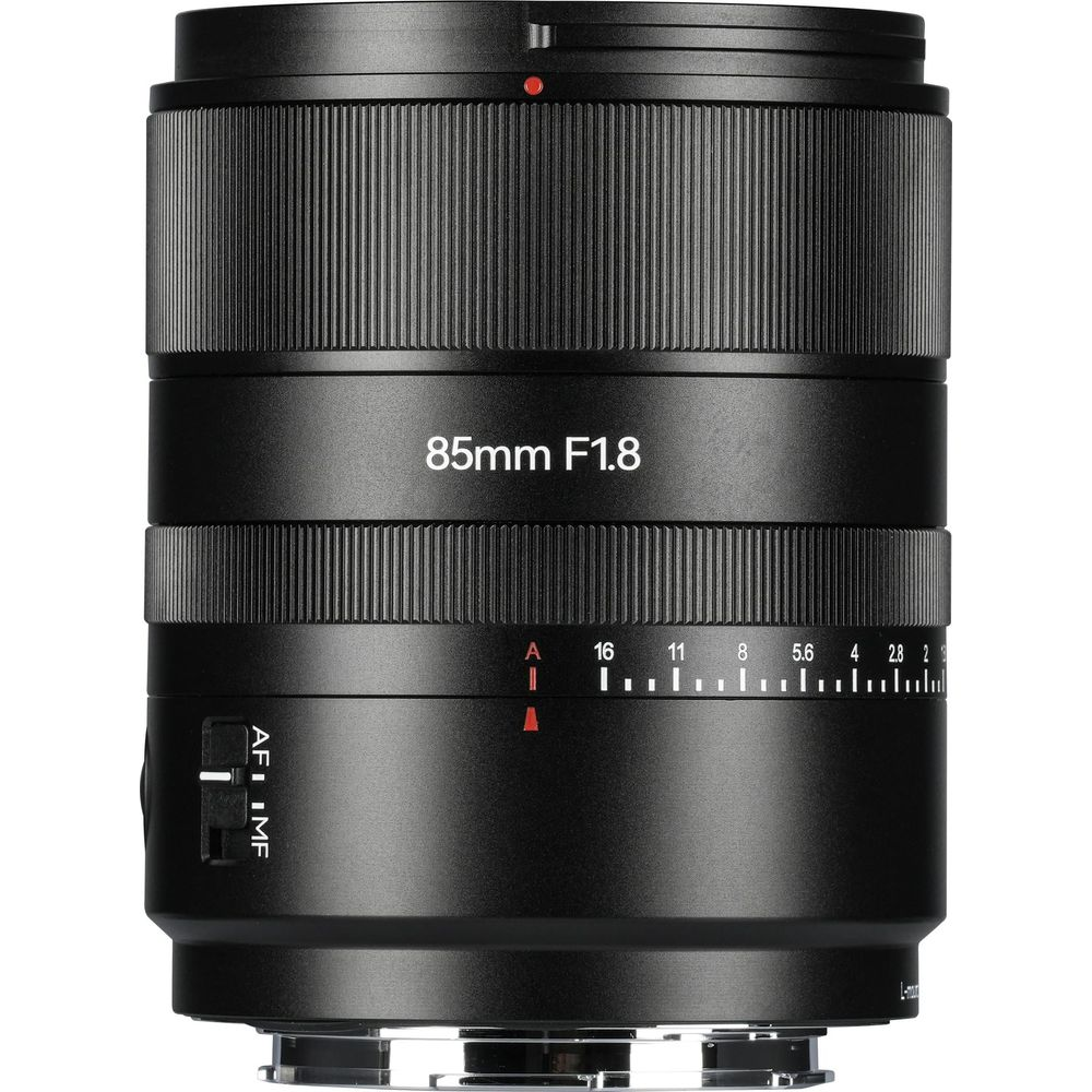 Un obiettivo per fotocamera nero con marcatura 85mm F1.8 e ghiera di messa a fuoco.