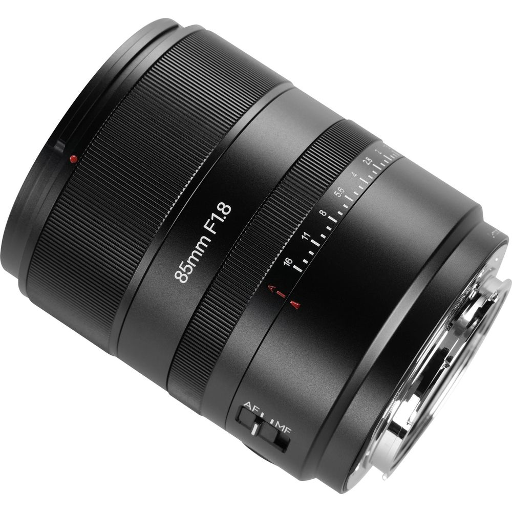 Un obiettivo fotografico nero etichettato 85mm F1.8 con scala diaframma.