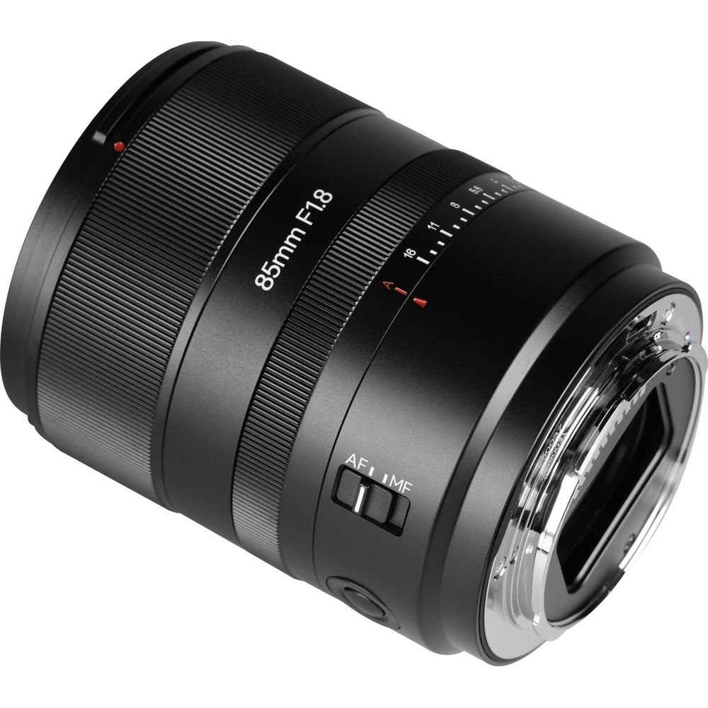 Un obiettivo fotografico nero 85mm f1.8 con ghiera di messa a fuoco e selettore AF/MF.