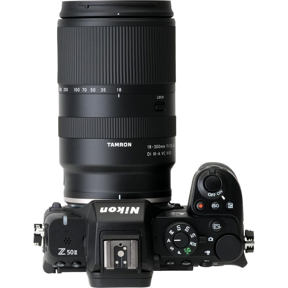Una fotocamera Nikon Z50II con un obiettivo Tamron 18-300mm, vista dall'alto.