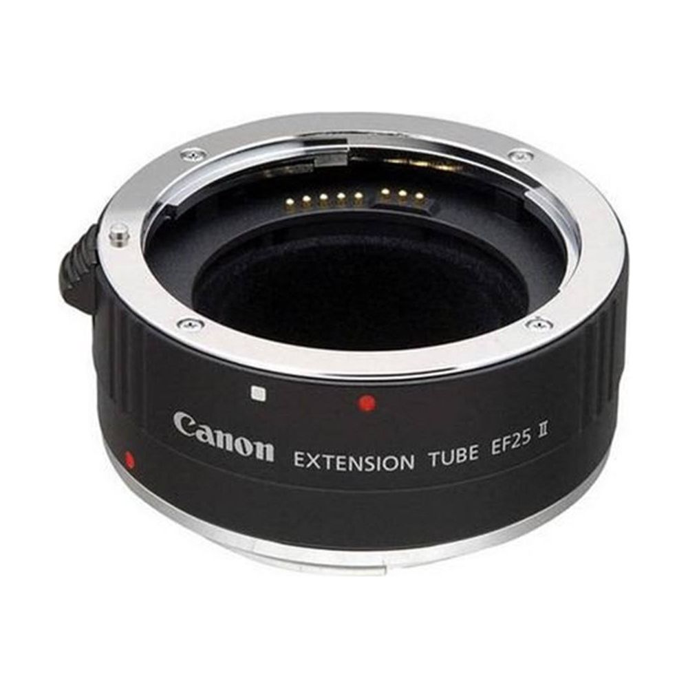 Un tubo di prolunga Canon EF25 II nero con anelli argentati e segni rossi.