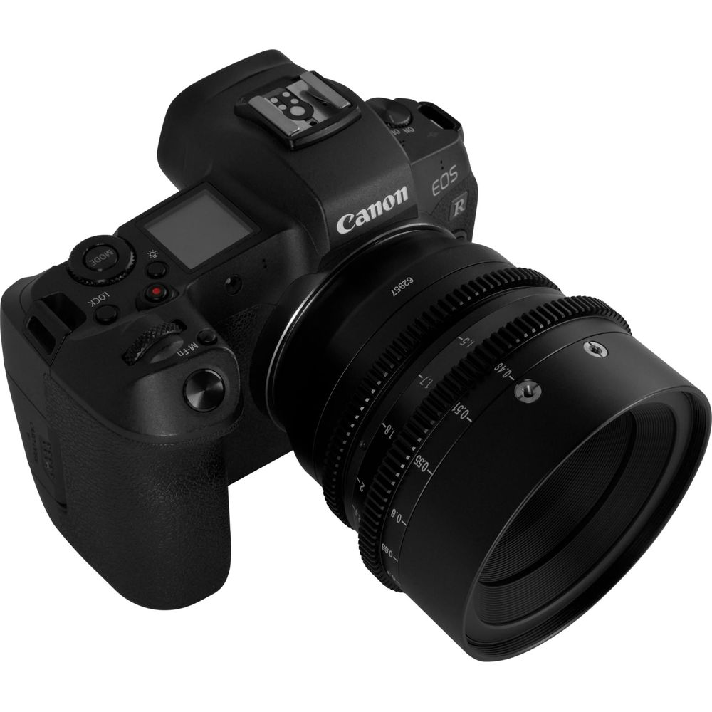 Fotocamera Canon EOS R nera con obiettivo cine montato. Anelli di messa a fuoco e apertura visibili.