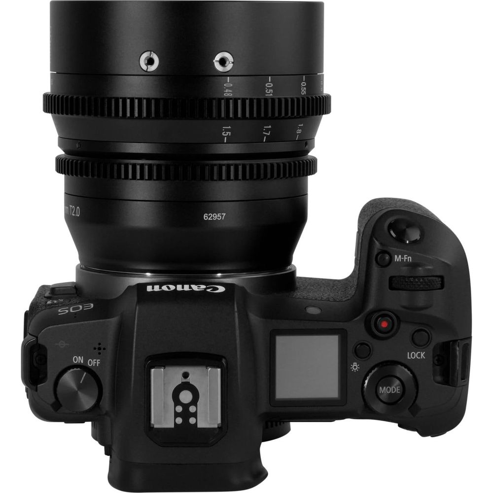 Una fotocamera Canon EOS R nera con obiettivo, vista dall'alto.