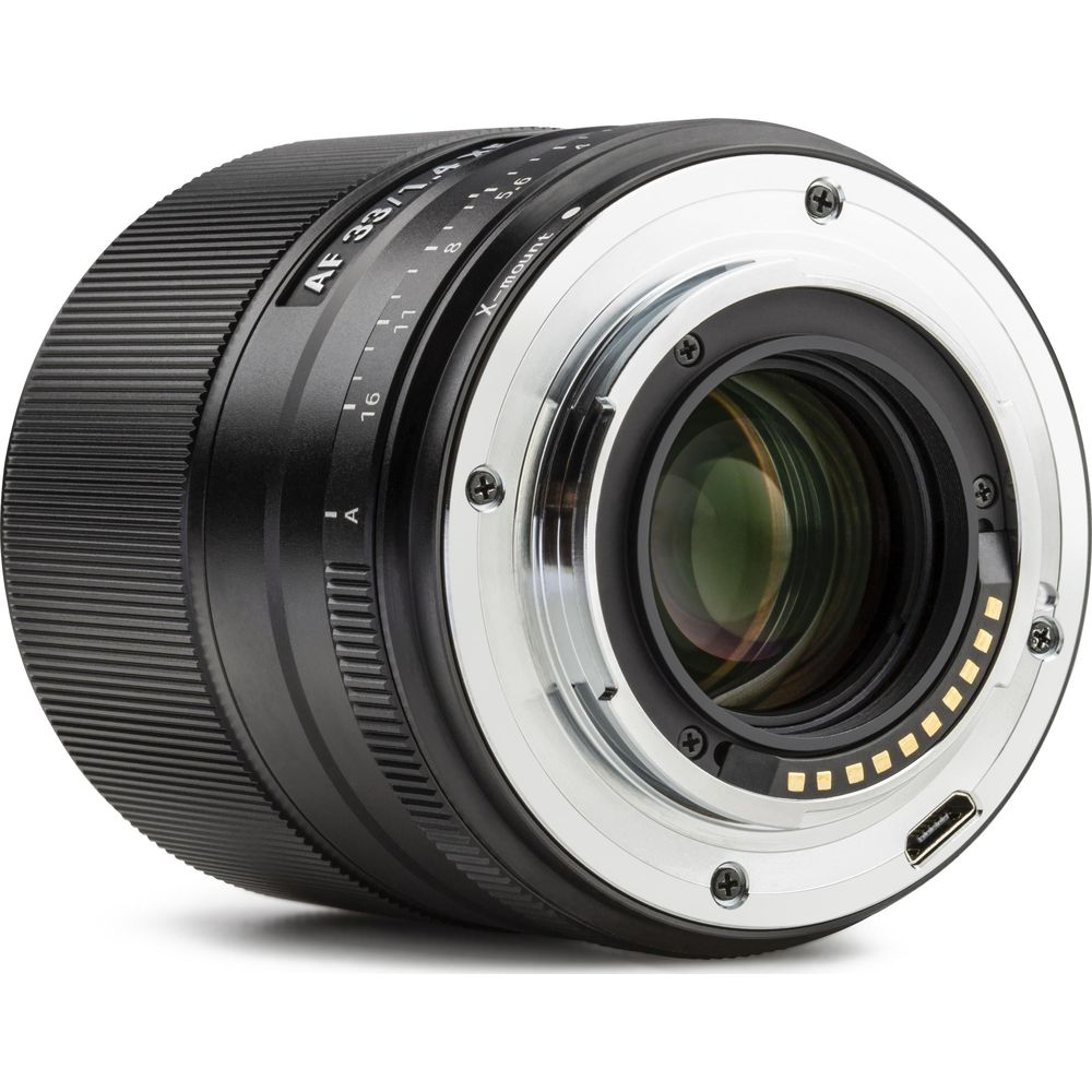 Close-up van een zwarte cameralens met zilveren vatting en zichtbare contacten.