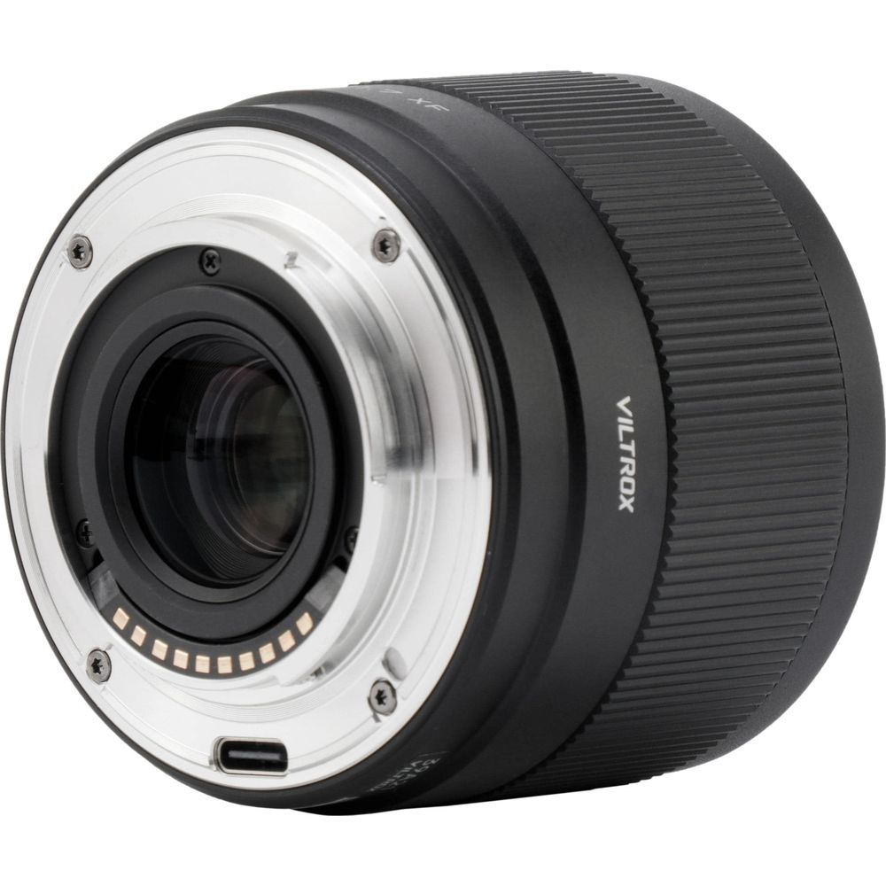 Close-up van een zwarte cameralens met zilveren vatting en Viltrox-merknaam.