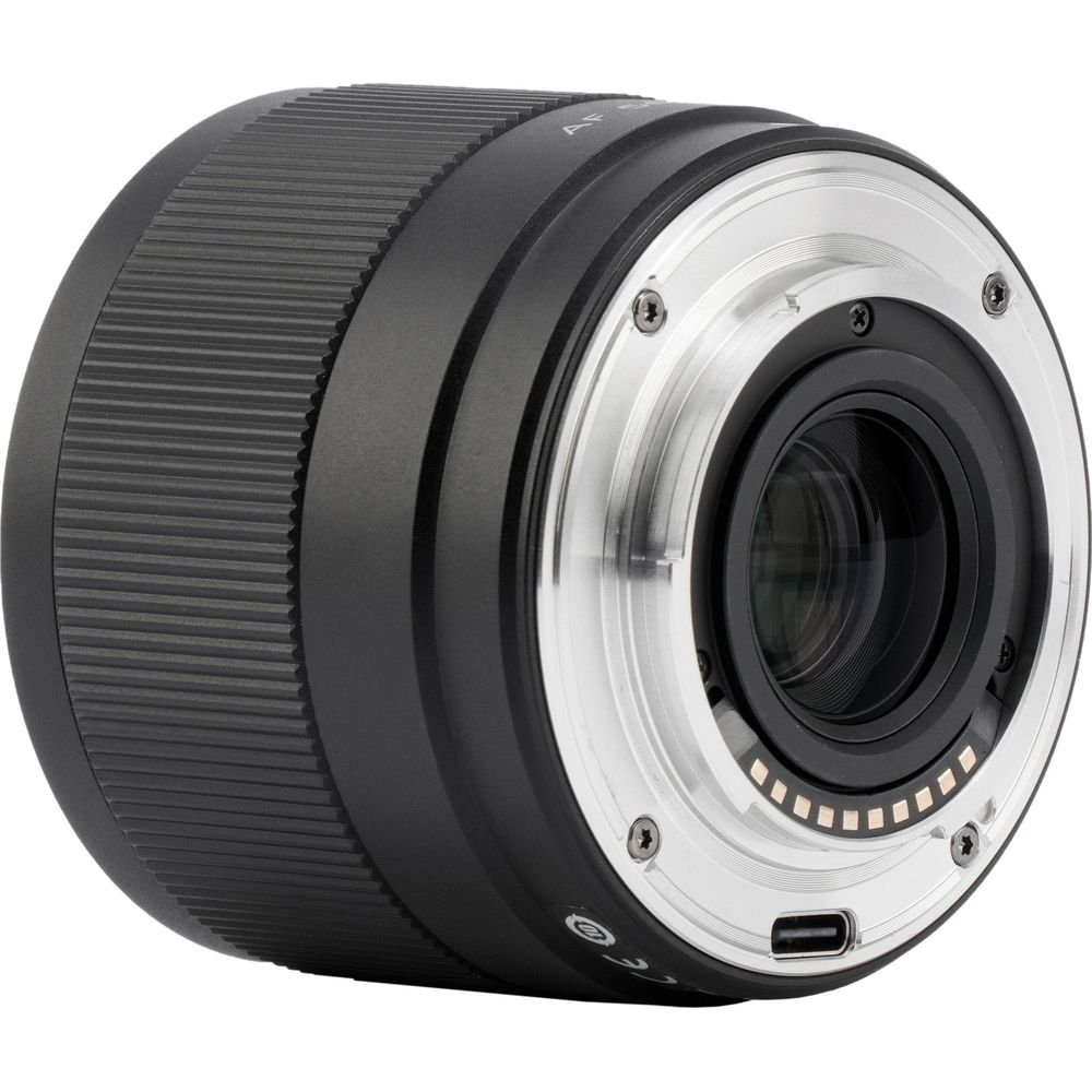 Achterkant van een camera lens met metalen vatting en USB-C poort.
