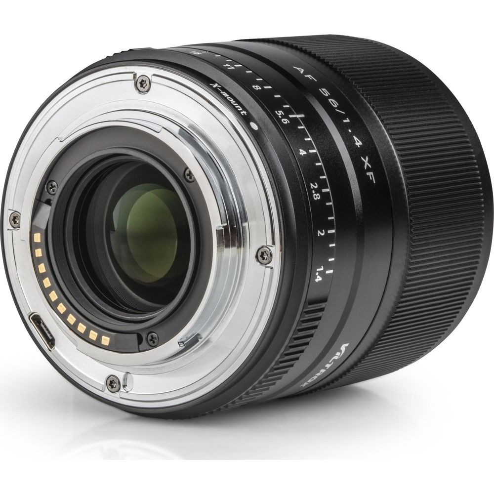 Un obiettivo per fotocamera nero con innesto argento e marcature visibili.