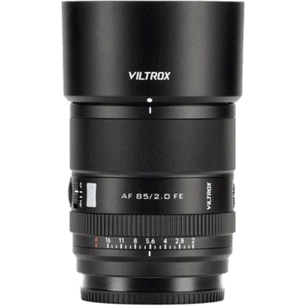 Un obiettivo Viltrox AF 85/2.0 FE nero con ghiere diaframma e messa a fuoco.