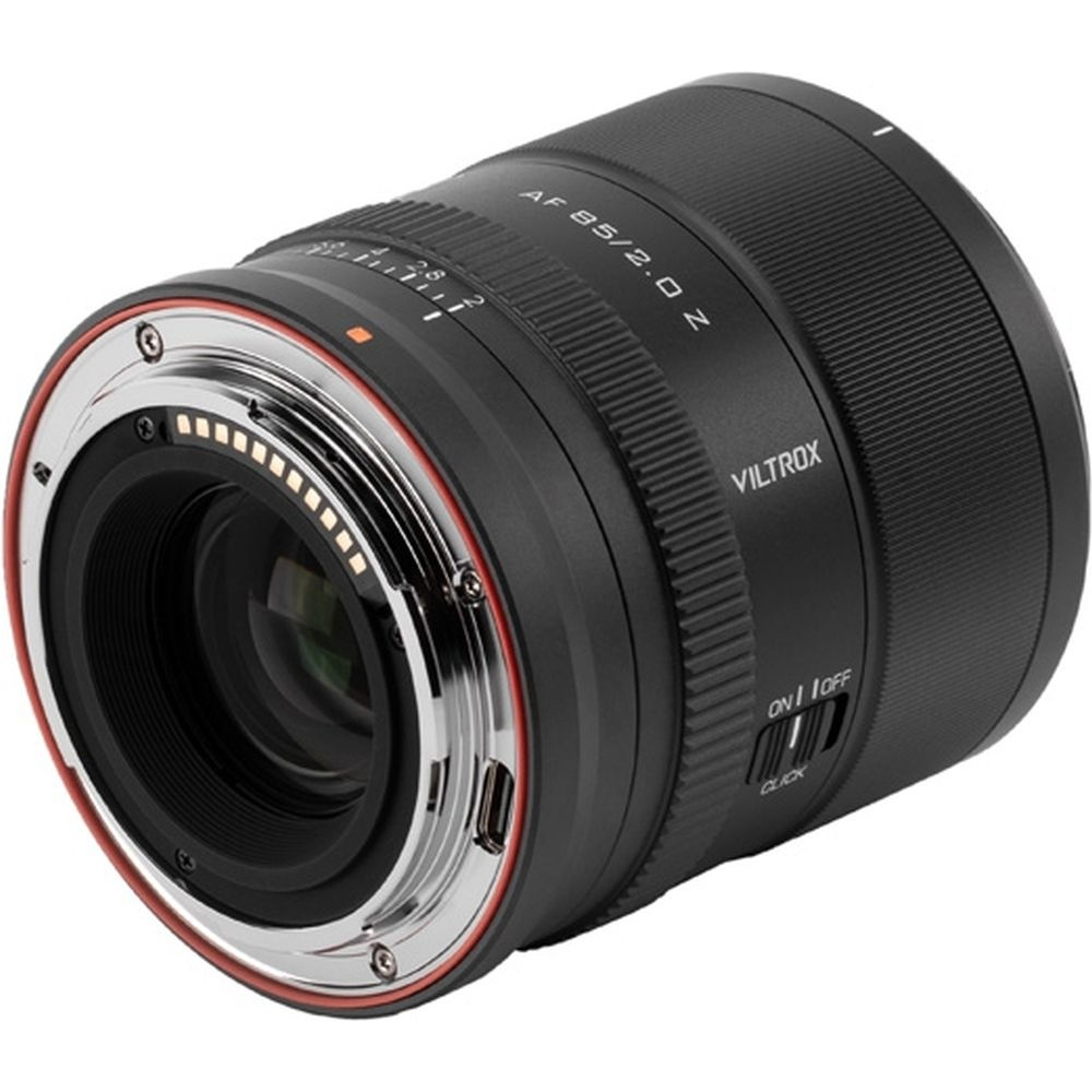 Un obiettivo Viltrox AF 85mm f/2.0 Z nero con contatti argentati e anello rosso.