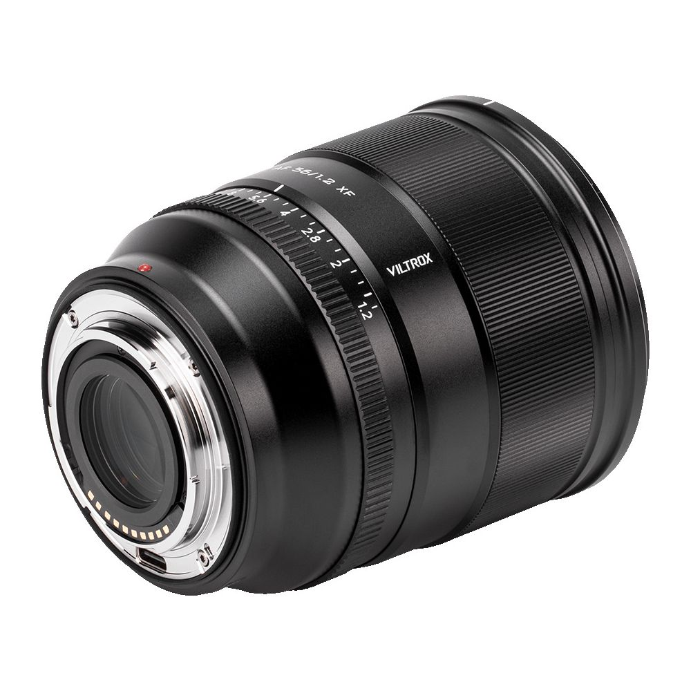 Un obiettivo Viltrox 56mm f/1.2 XF nero con attacco argentato e ghiera dei diaframmi.
