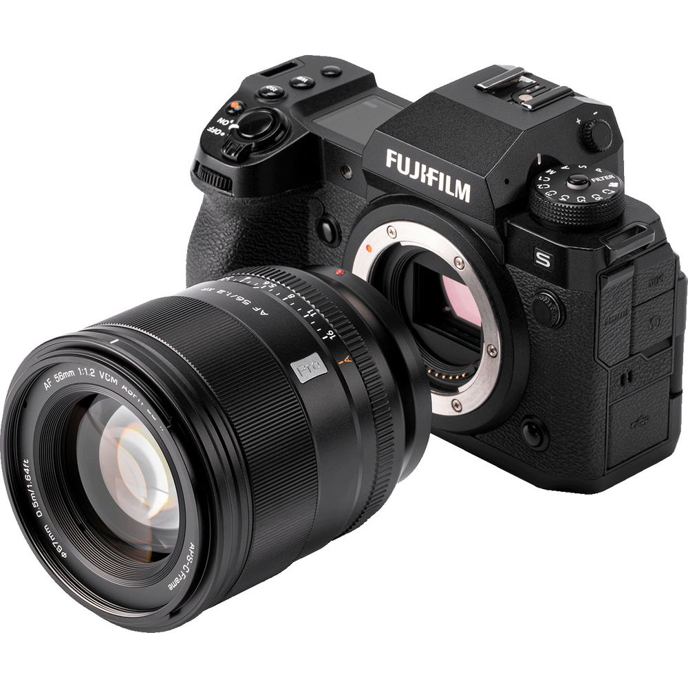 Fotocamera Fujifilm con obiettivo 56mm 1:1.2 montato, sfondo bianco.
