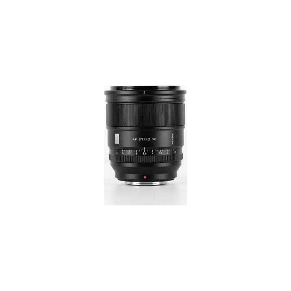 Viene mostrato un obiettivo per fotocamera nero, etichettato AF 27/1.2 XF.