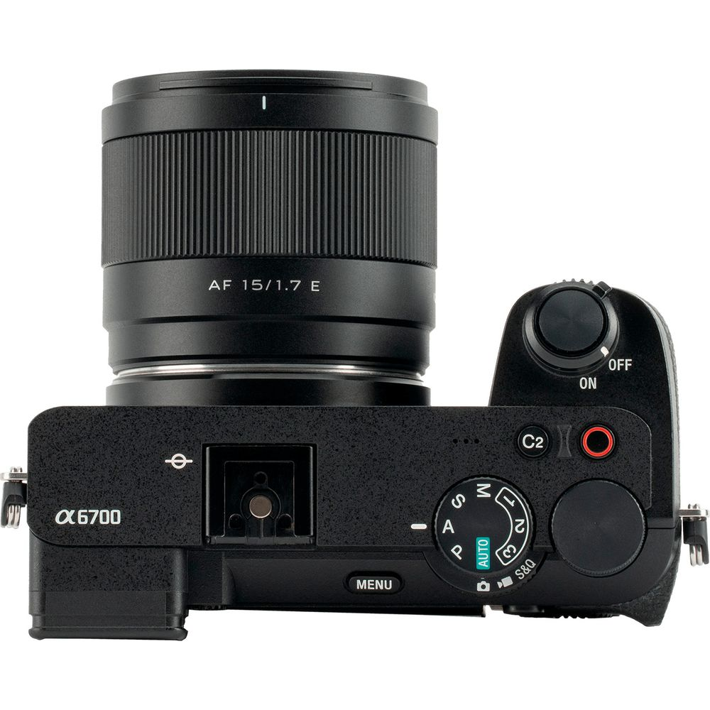 Nahaufnahme einer schwarzen Sony Alpha 6700 Kamera mit Objektiv.