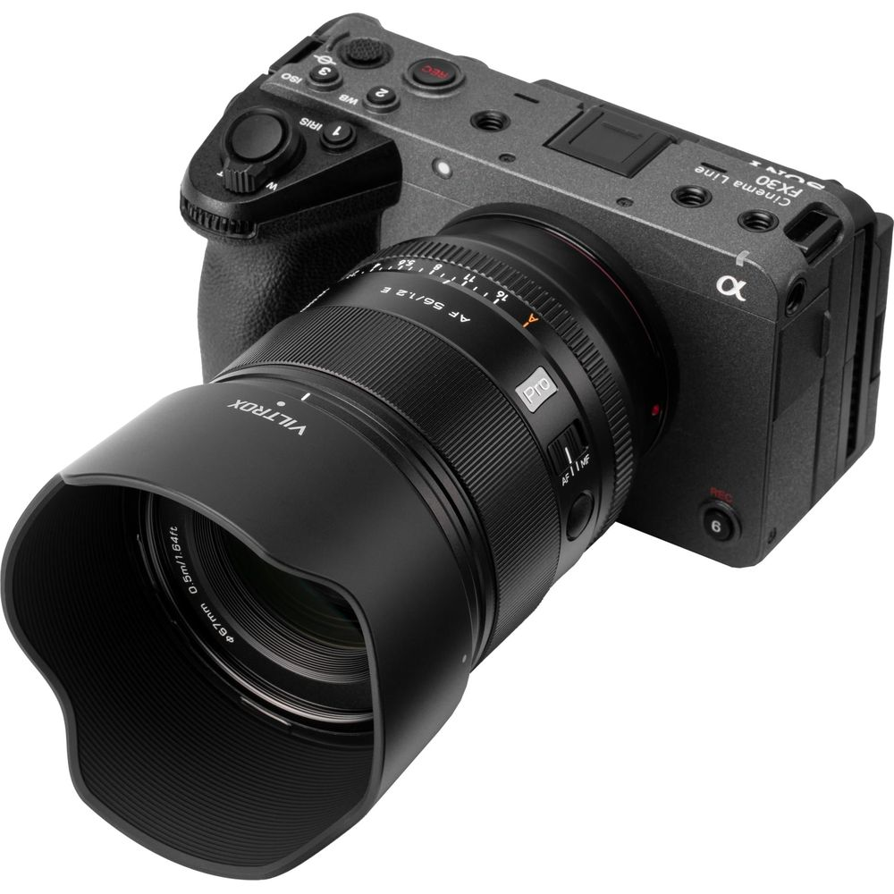Fotocamera Sony FX30 con obiettivo Viltrox 56mm f/1.2. Corpo grigio.