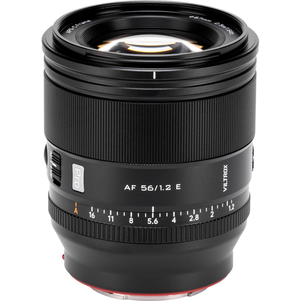 Un obiettivo Viltrox AF 56mm f/1.2 E nero con ghiere di messa a fuoco e apertura.