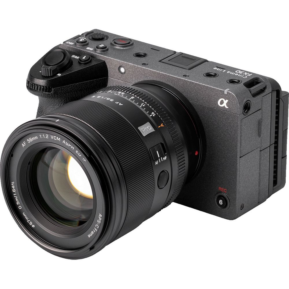Fotocamera Sony Alpha FX30 grigia con obiettivo grande e controlli.
