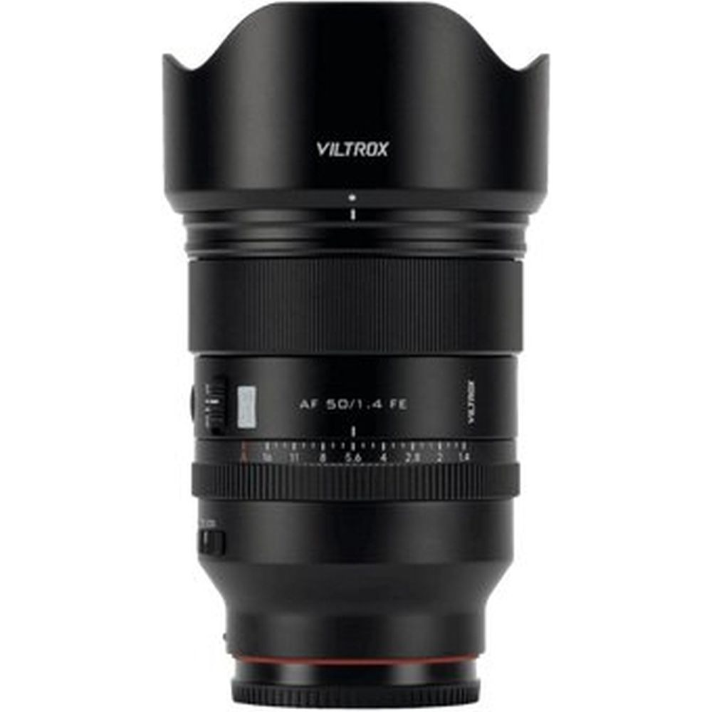 Obiettivo Viltrox 50mm f/1.4 FE nero con paraluce.