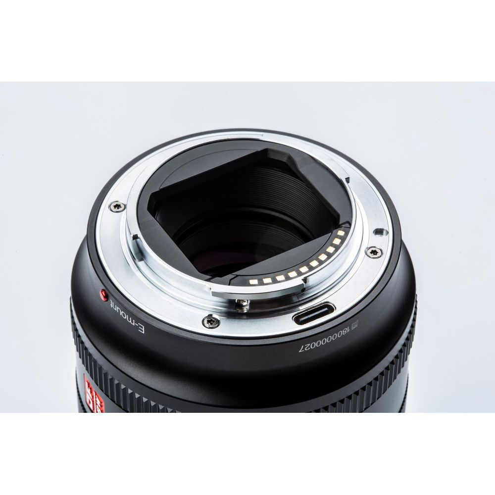 Primo piano di un attacco per obiettivo della fotocamera con marchio E-mount e porta USB-C.