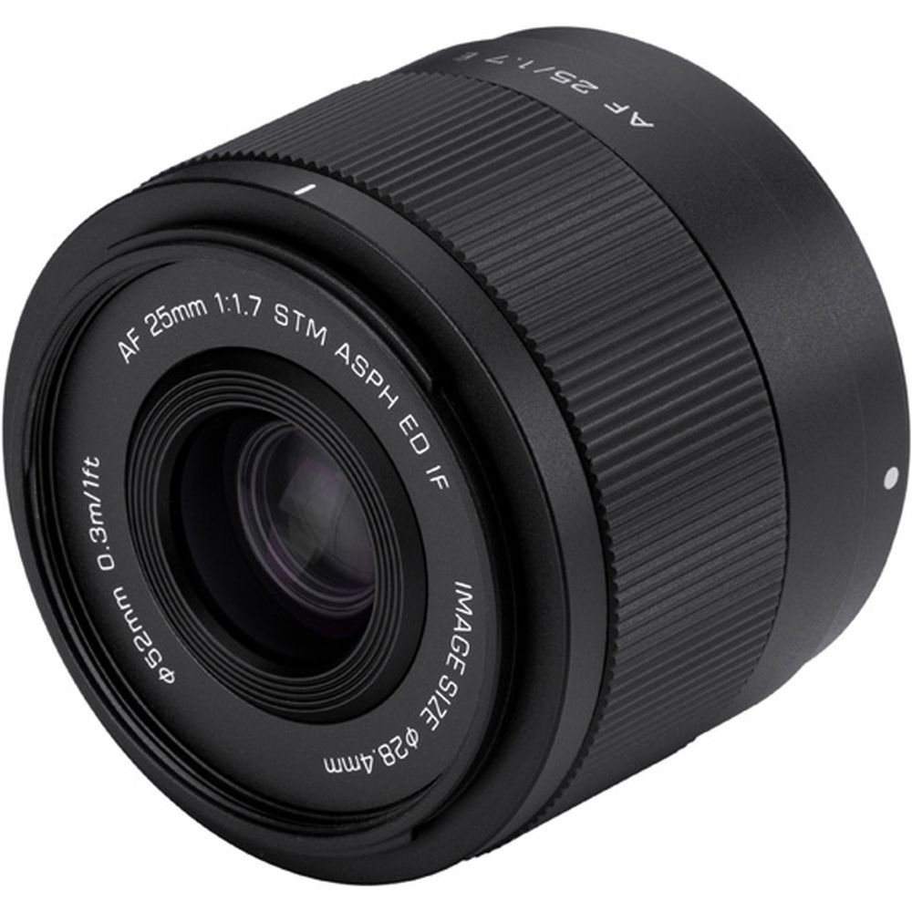 Zwarte cameralens met tekst: AF 25mm 1:1.7 STM ASPH ED IF.