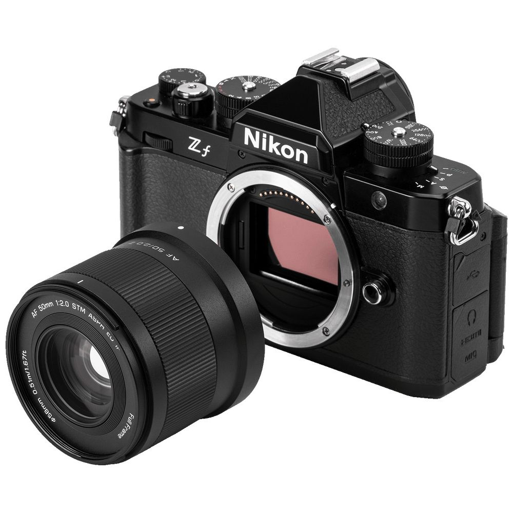 Fotocamera Nikon Zf nera con obiettivo da 50mm montato. Vista ravvicinata.