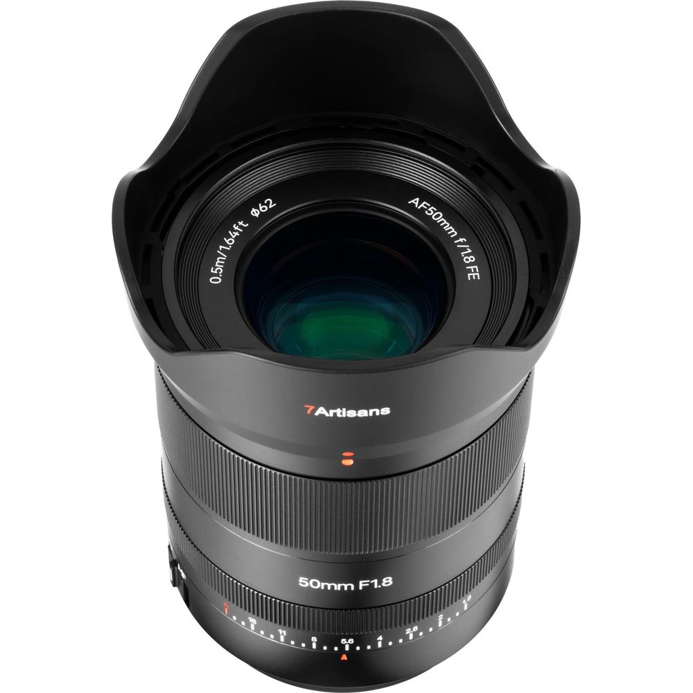 Un obiettivo nero 50mm f/1.8 con paraluce e ghiera di messa a fuoco.