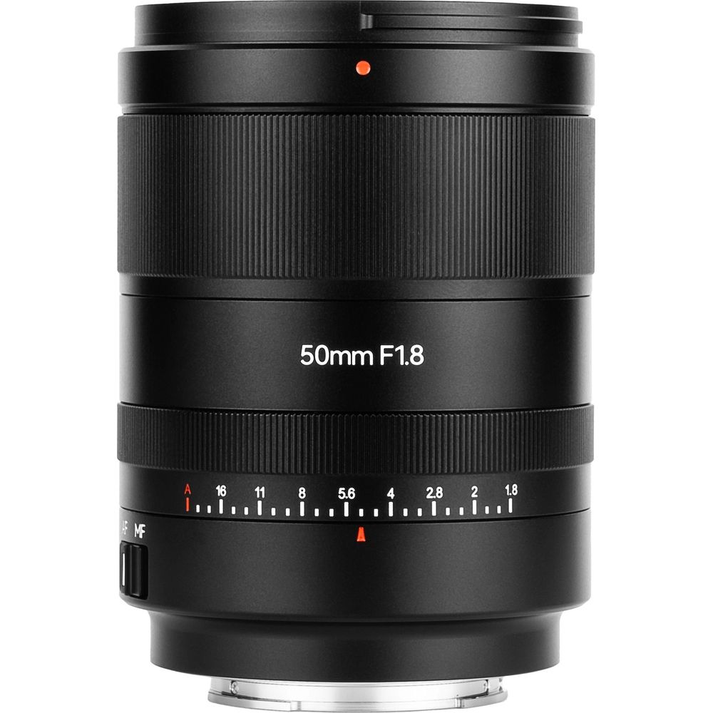 Un obiettivo nero 50mm F1.8 con scala di messa a fuoco e ghiera dei diaframmi.