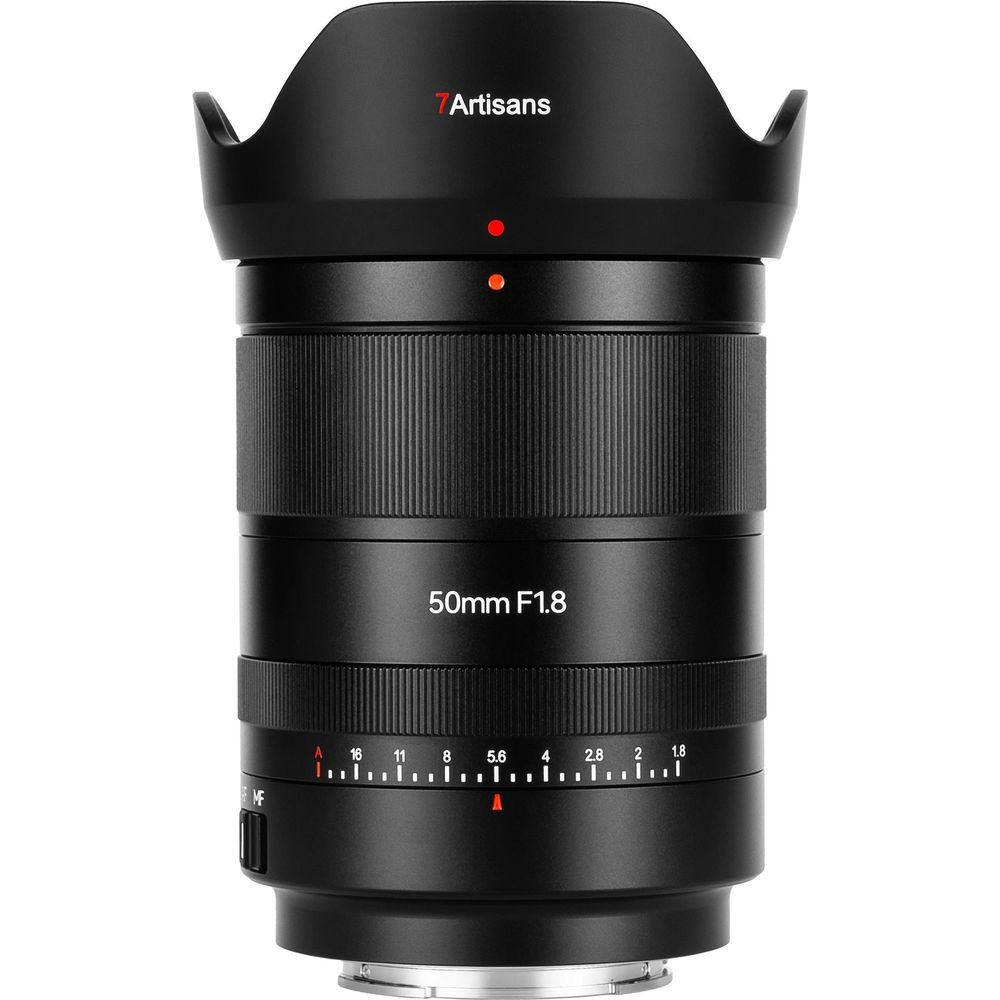 Un obiettivo 7Artisans 50mm F1.8 nero con ghiere di messa a fuoco e apertura.