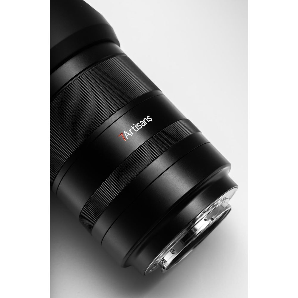 Primo piano di un obiettivo di fotocamera nero con logo rosso "7Artisans".