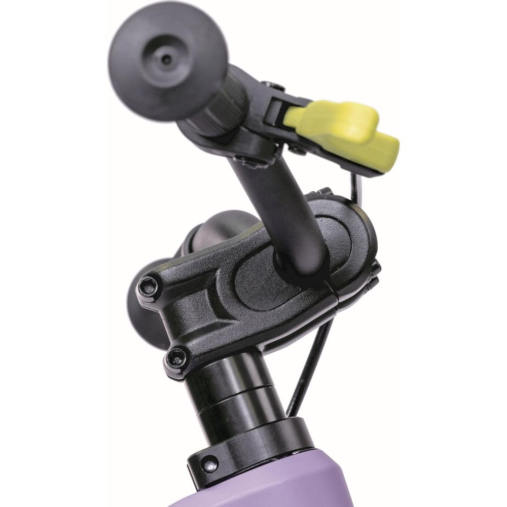 Nahaufnahme des Lenkers eines violetten Fahrzeugs mit schwarzen Griffen und gelbem Hebel.