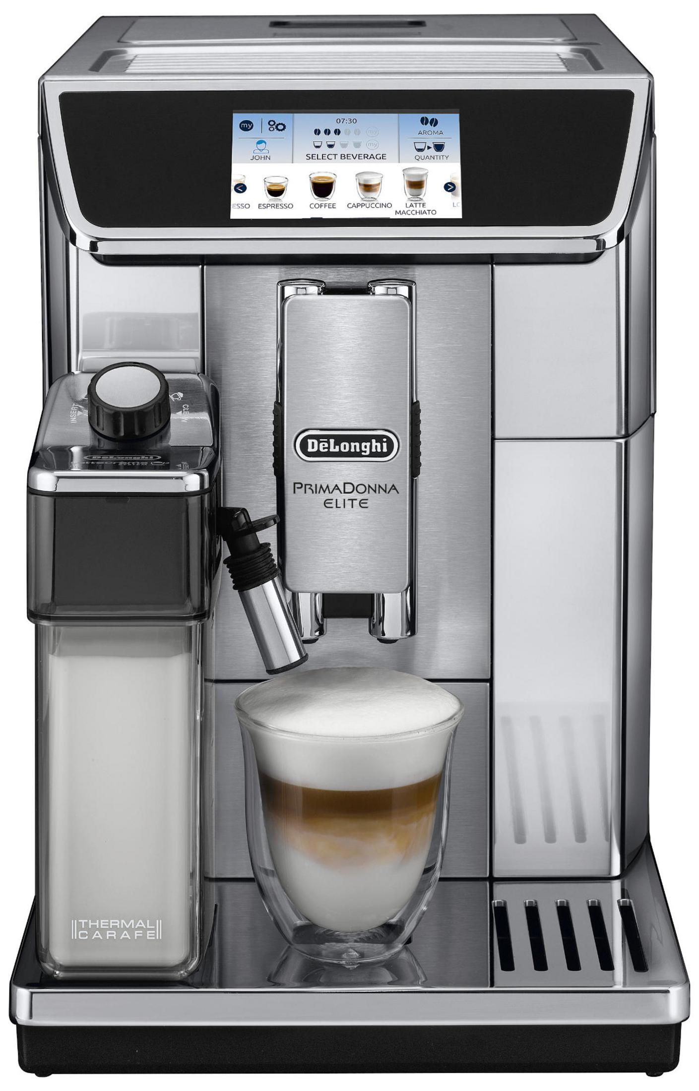 Elegante macchina da caffè con caraffa per latte e bicchiere con latte macchiato.