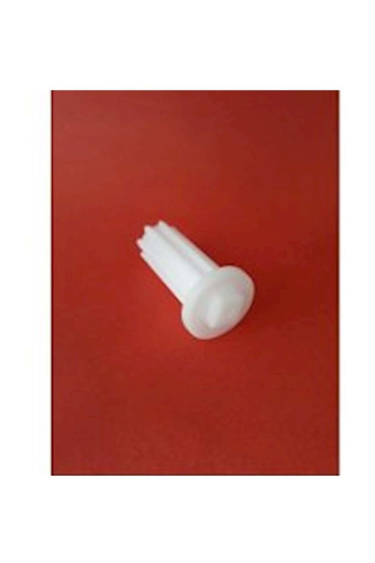 Düz başlı ve yivli gövdeli beyaz plastik klips, kırmızı arka plan üzerinde.