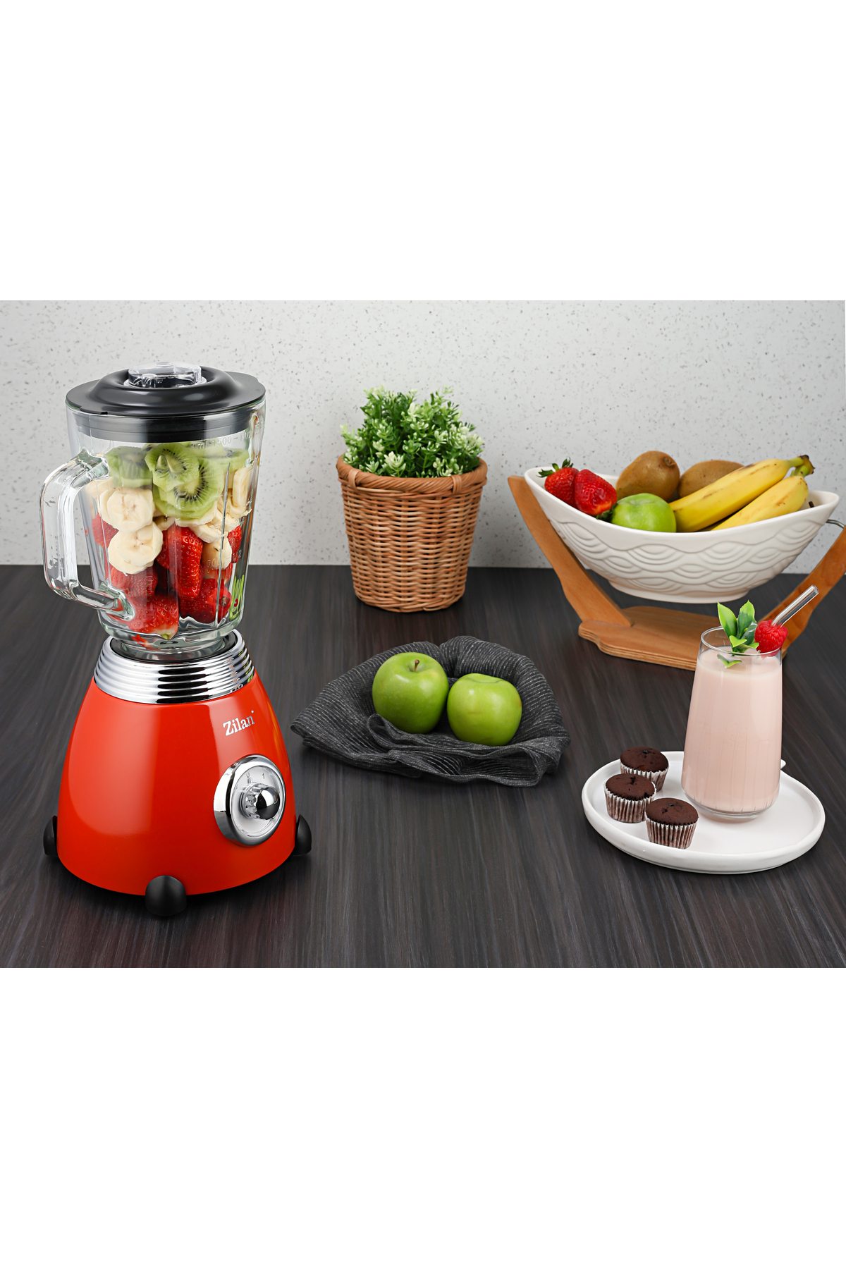 Meyveli kırmızı blender, iki yeşil elma, muffin ve smoothie.