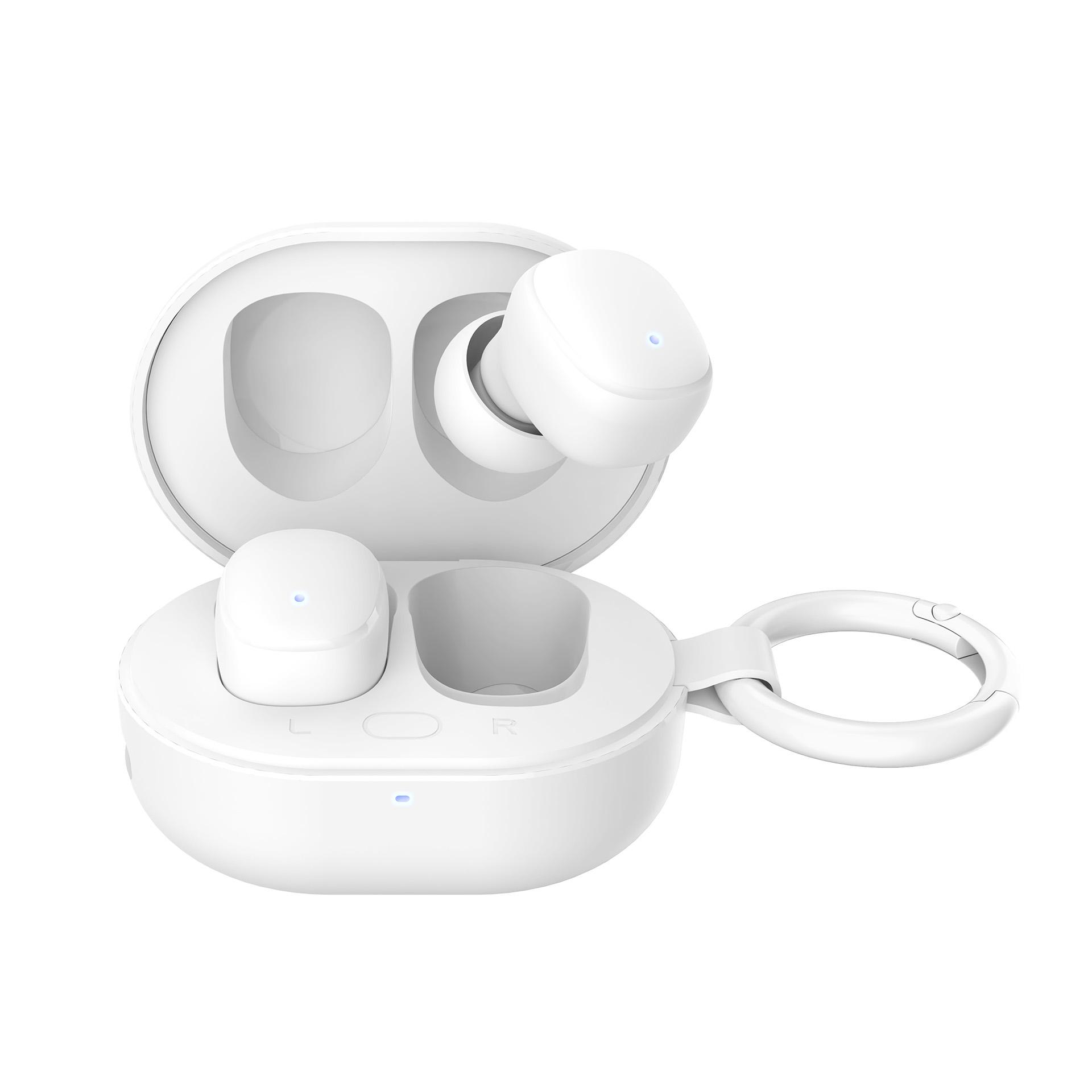 Białe słuchawki bezprzewodowe w otwartym etui ładującym z uchwytem karabińczykowym.