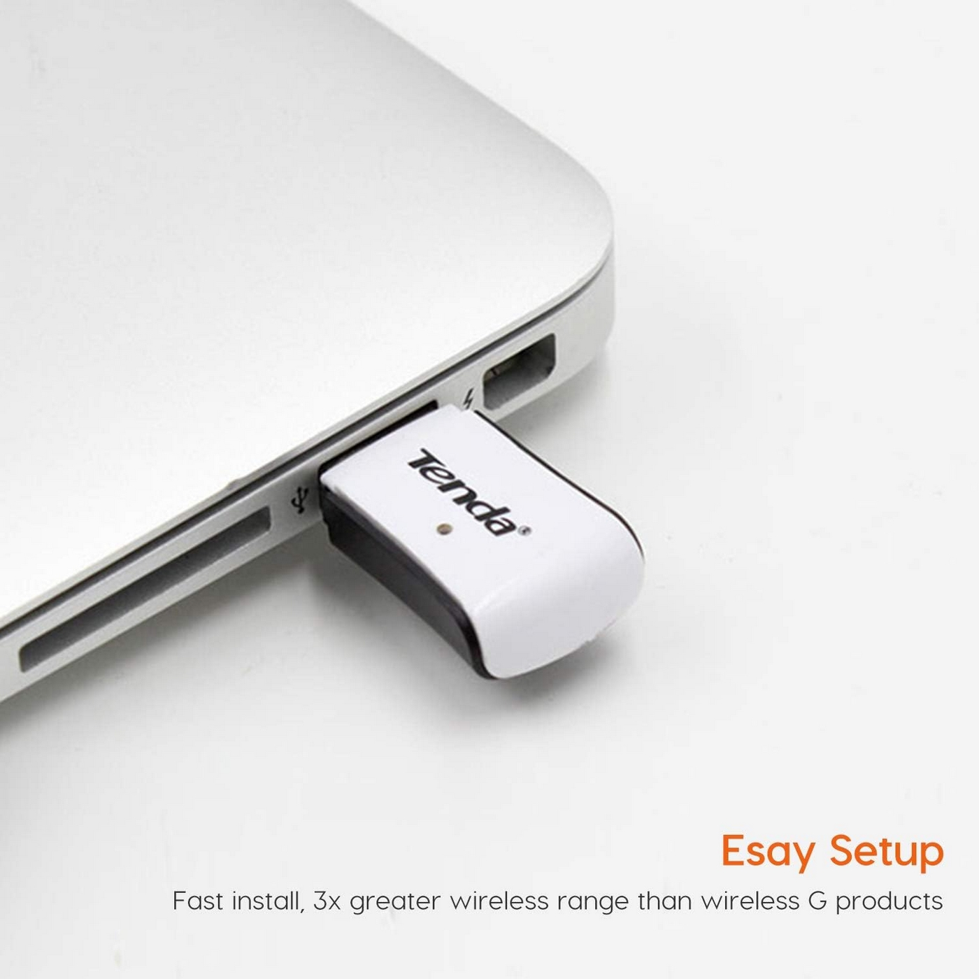 Un adattatore Wi-Fi USB Tenda bianco è collegato a un laptop.